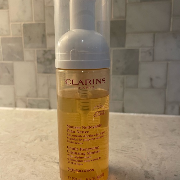 Clarins Gentle Renewing Cleansing Mousse 150ml - Picture 3 of 4